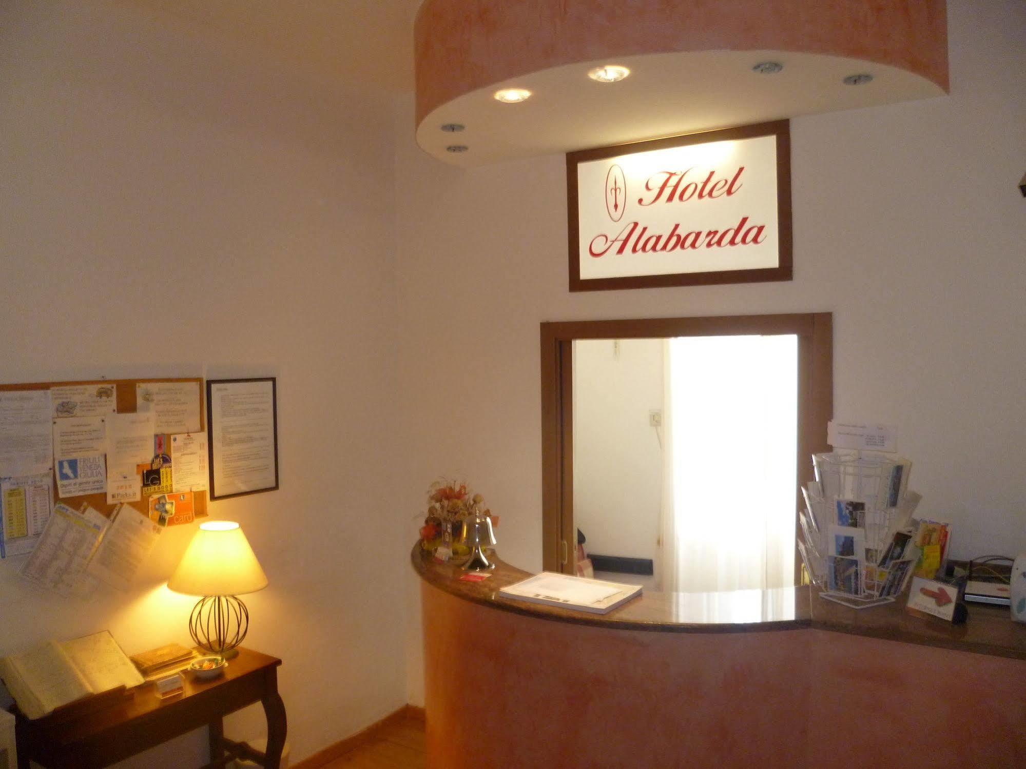 Hotel Alabarda Триест Интерьер фото