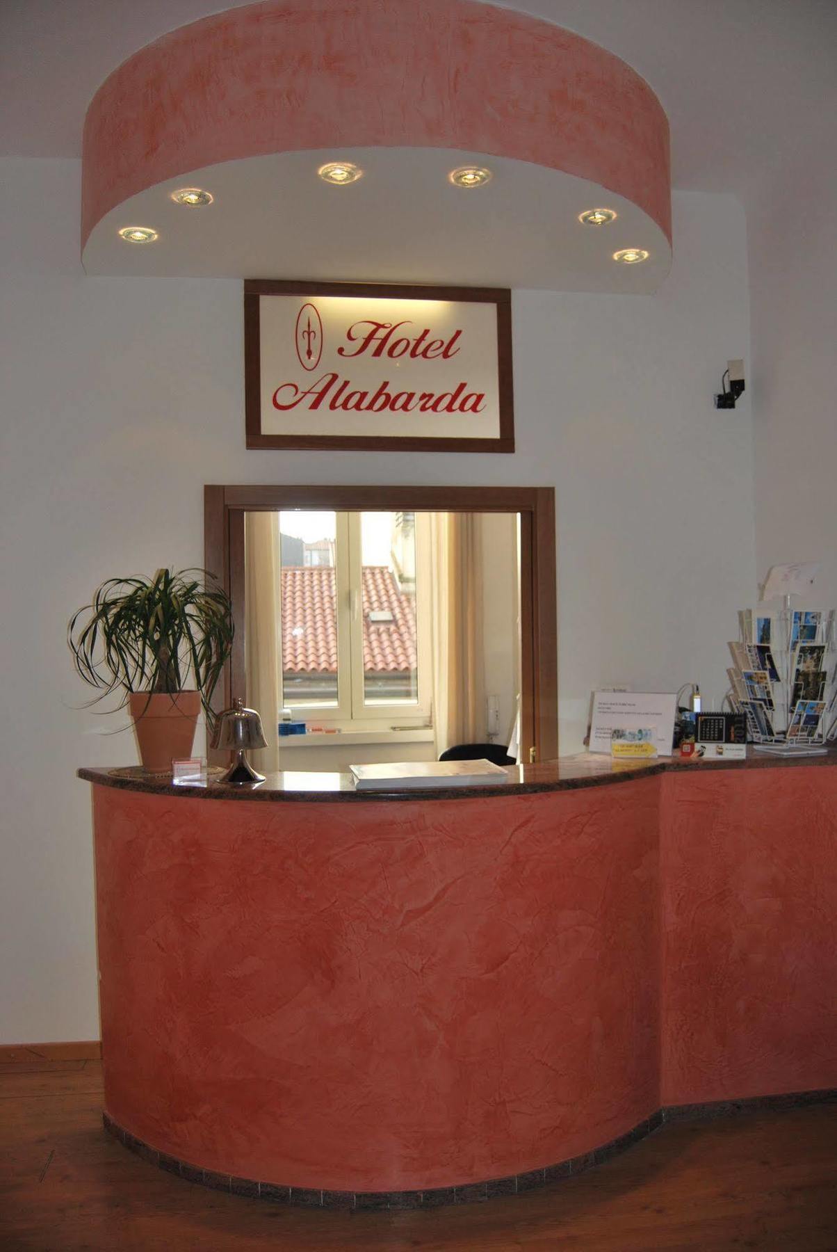 Hotel Alabarda Триест Экстерьер фото