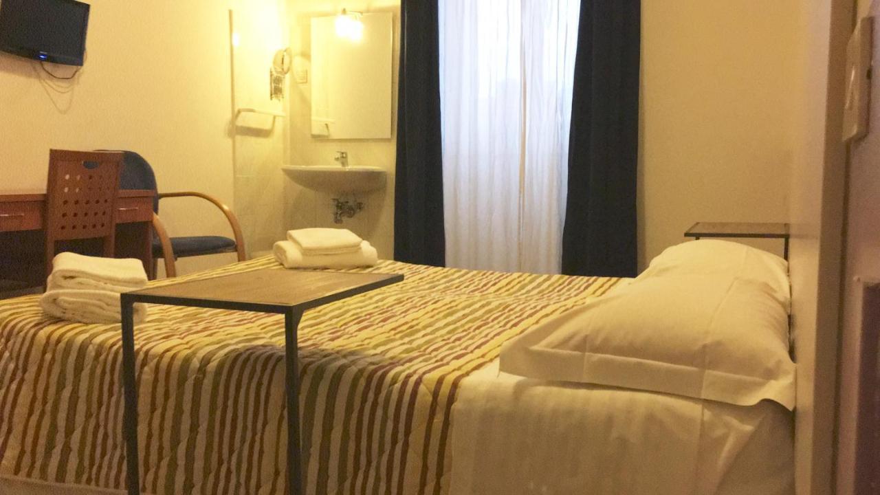 Hotel Alabarda Триест Экстерьер фото